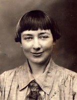 Portrait of Roslyn Newel Riordan 1918 [ jpg ]